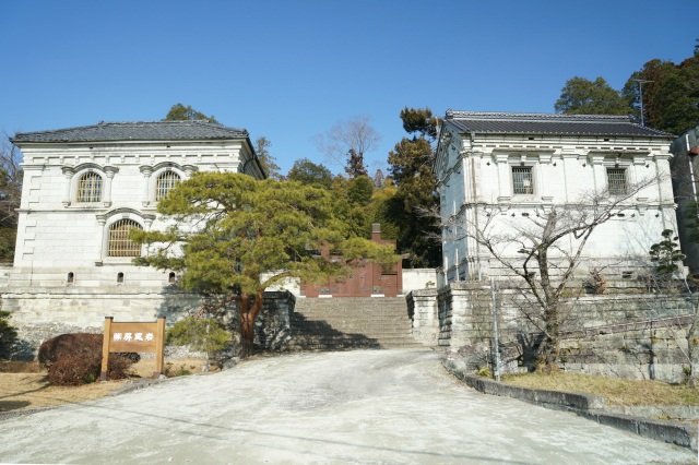 屏風岩石材店の建物