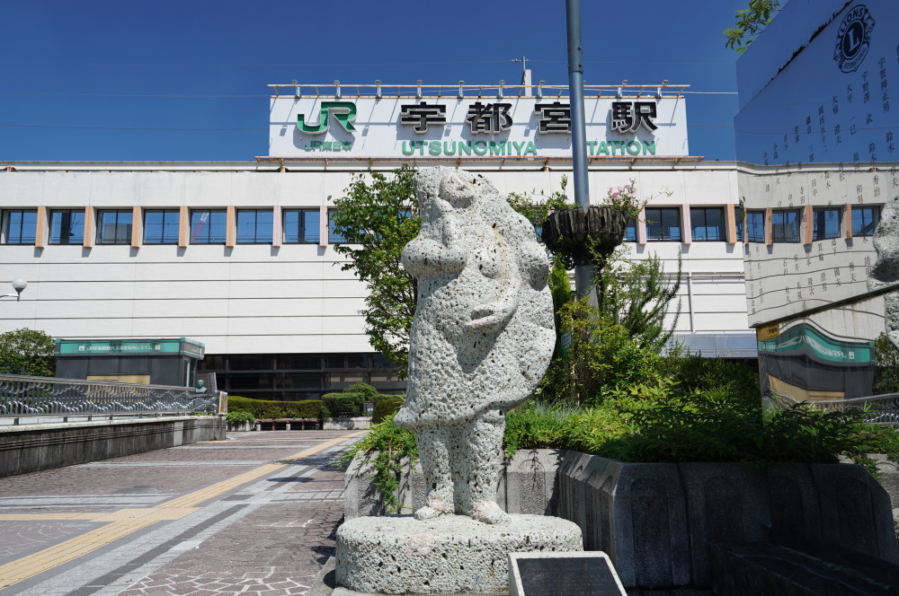 JR宇都宮駅西口の「餃子像」