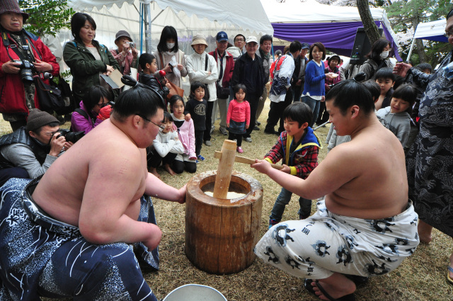 「お相撲さんともちつき」