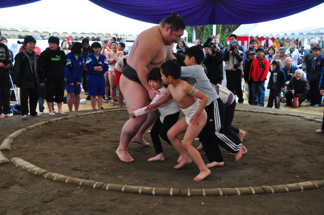 「力士と子供たち」