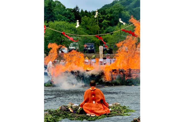 「祈る ー 多氣山 大火渡り祭ー」